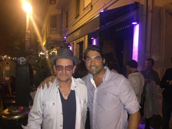 Bono con David Núñez, uno de los socios del pub Jockey de Valencia. :: lp