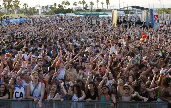 Asistentes a los conciertos del Marenostrum. :: juan j. monzó