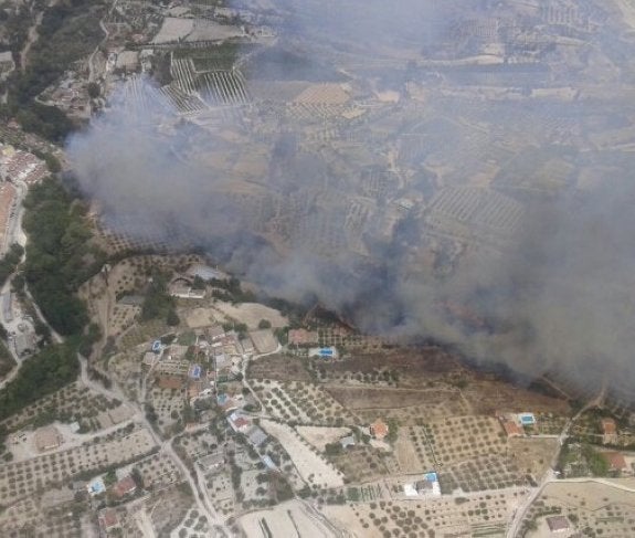 Humareda del incendio intencionado en el municipio de Albaida. :: @gva112