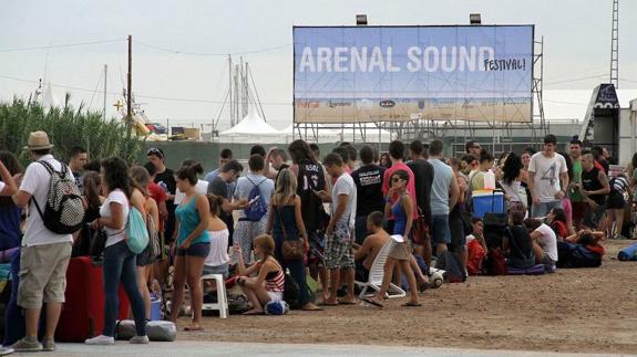 El Arenal Sound adelanta la entrega de pulseras ante las colas de madrugada