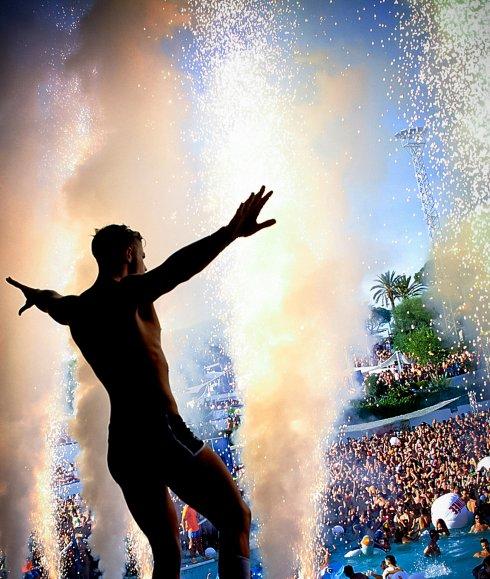 Un joven baila al ritmo de la música en una tarima del Water Park Day, una de las citas míticas del festival. 