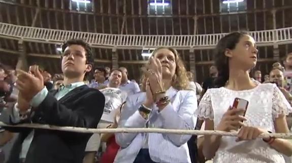 La infanta Elena y sus hijos disfrutan de una tarde de toros en Palma