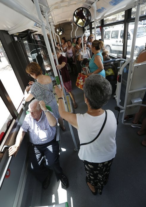 Usuarios de la EMT, a bordo de un autobús. :: jesús signes