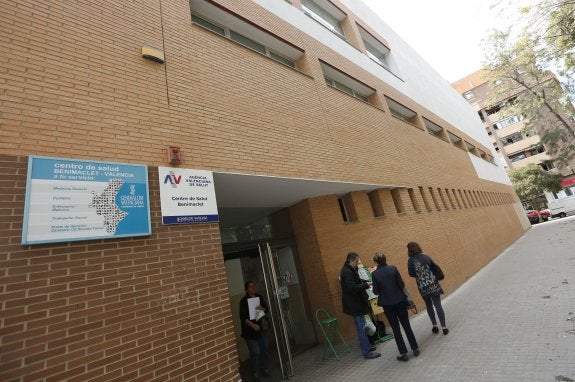 Los médicos de ambulatorios trabajarán más tardes para evitar colapsos en Urgencias