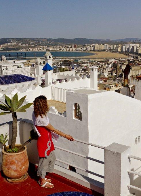 Una mujer disfruta de las vistas de la 'Ciudad Blanca', como se conoce a Tánger, desde la terraza del hotel La Tangerina. :: lionel montico