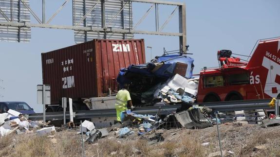 Un fallecido tras chocar dos camiones en la AP-7