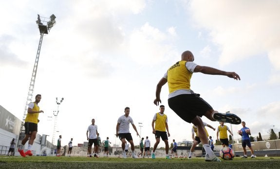 Abdennour en acción en uno de los ejercicios del entrenamiento de ayer del Valencia. :: j.monzó