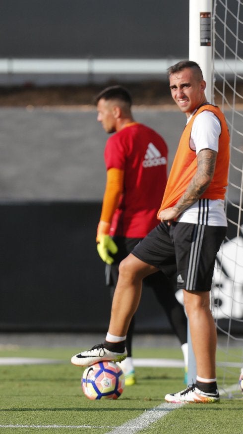  El '9'. El delantero del Valencia, Paco Alcácer, en un entrenamiento de esta semana. :: monzó