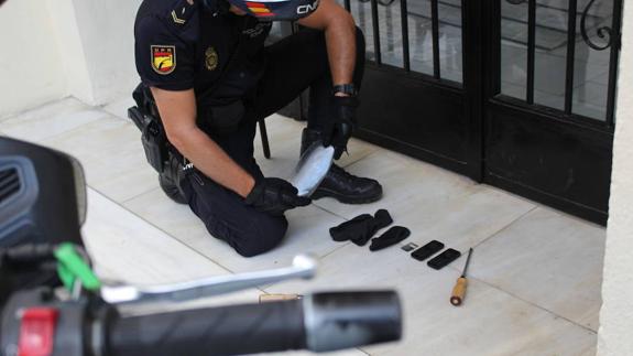 Pilladas 'in fraganti' forzando una cerradura por el método del resbalón en una finca de Valencia