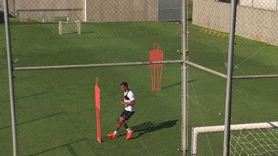 El portugués Luis Nani ejercitándose en la 'jaula'.