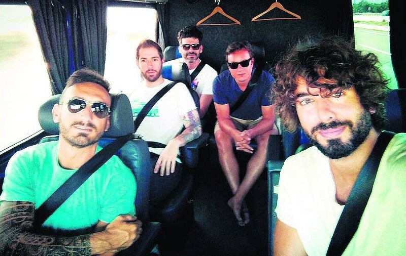 Mikel Izal, en un selfi con la banda, durante un trayecto en furgoneta entre Madrid y Pontevedra. Llevan diez meses de gira y 50.000 kilómetros encima. Precisamente dedicaron a Supersubmarina su concierto de Pontevedra, el pasado martes. 