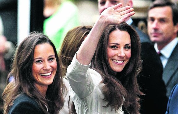 Kate y Pippa tienen un gran parecido físico y una excelente relación. Sus padres hicieron mucho dinero con una empresa de artículos de fiesta. :: Cathal McNaughton/reuters