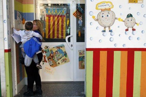 Un alumno, a punto de entrar a clase en una escuela infantil de la Comunitat.