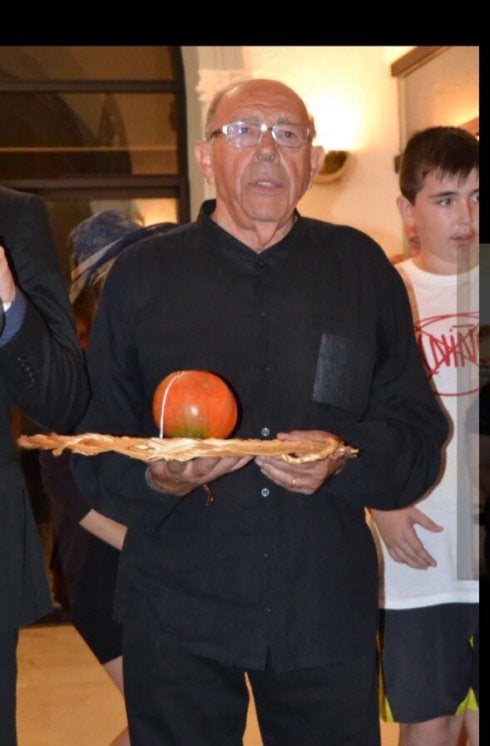 Goltrán Zanón en el entierro del tomate. :: lp