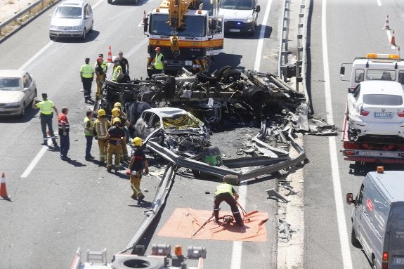 Vehículos destrozados en el accidente de la A-7 donde murieron cuatro personas. :: EFE/Manuel Lorenzo