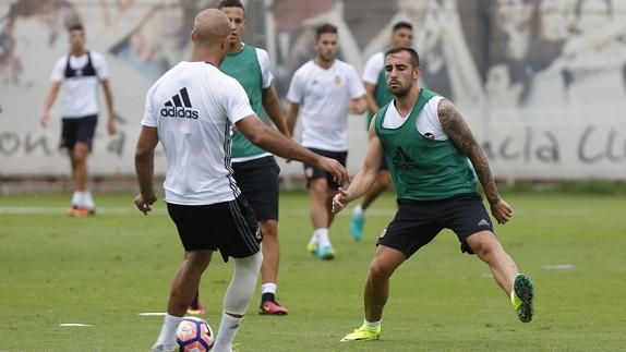 Alcácer, ante Abdennour, entrenando con el Valencia.