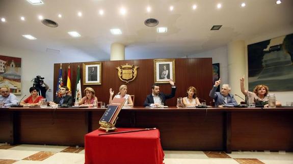 Momento de la votación de la moción de censura en el Ayuntamiento de Novelda en el que Armando Esteve, (2º d) de UPyD, arrebata la alcladía al socialista Francisco Martinez (3º i). 