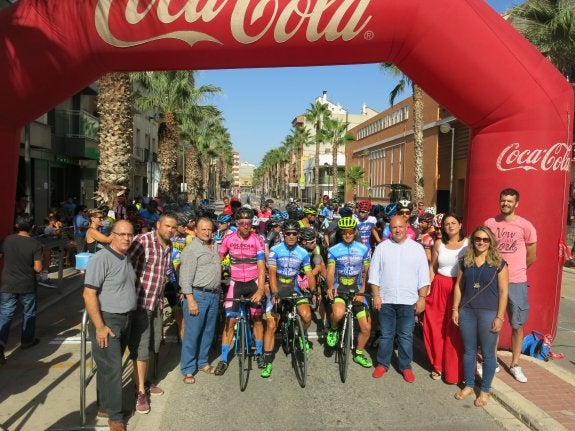 Autoridades y participantes antes de la prueba. :: lp