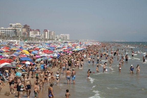 Multitud de bañistas disfrutan cada verano en la playa de Gandia. :: ÀLEX OLTRA