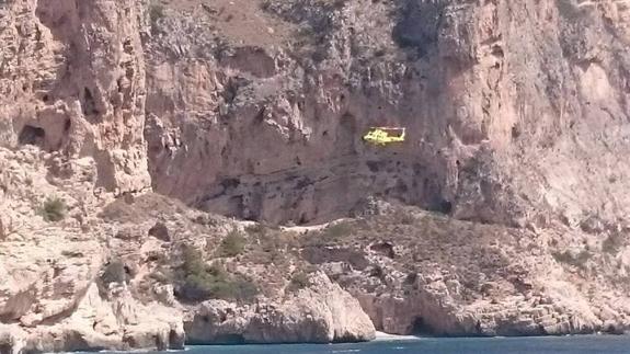 Momentos del rescate en la cala dels Testos de Benitatxell. 