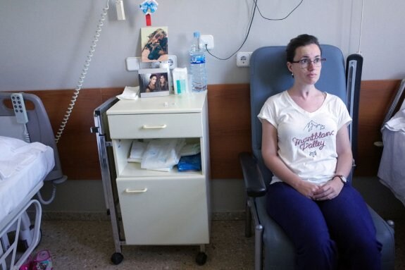 Marta Montero con la mirada perdida en su habitación del Hospital Valencia al Mar. 