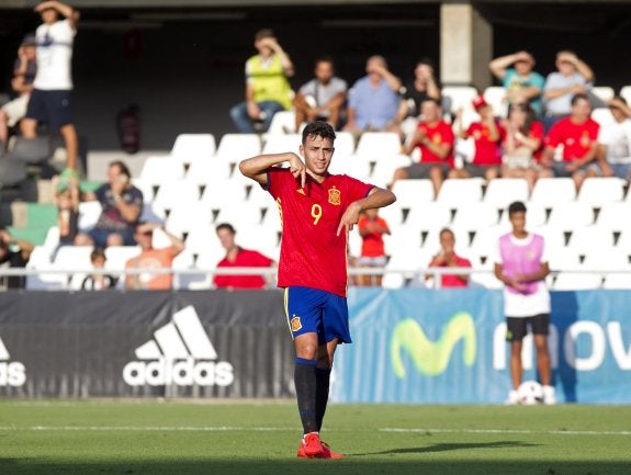 Munir celebra el segundo gol de su cuenta particular en Castalia. :: EFE/Domenech Castelló