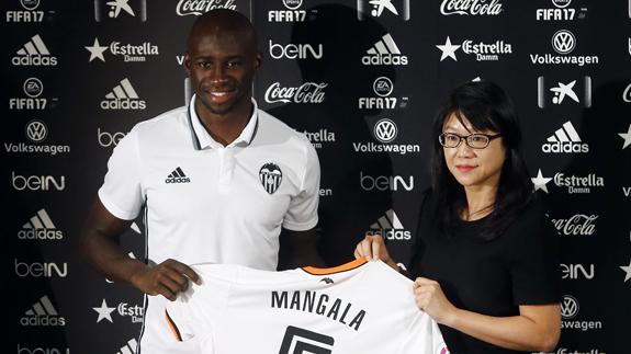 Mangala, junto a Layhoon Chan, tras la rueda de prensa de su presentación.