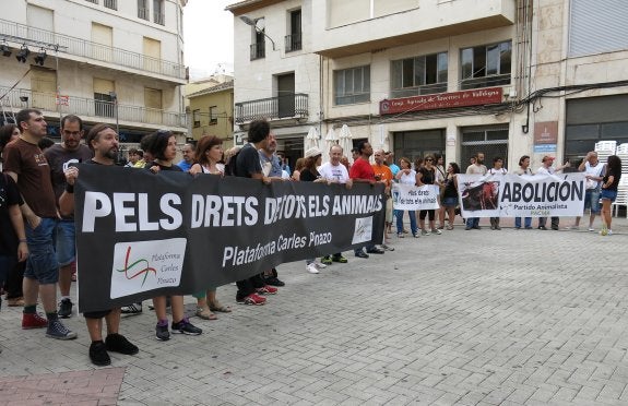 Animalistas y partidos políticos programan una concentración antitaurina en Tavernes