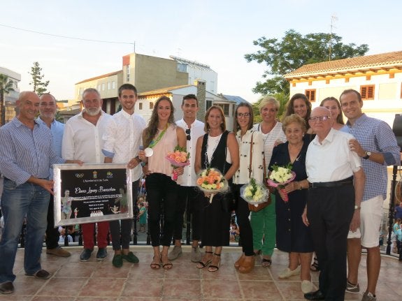 Elena López, junto a su familia tras el homenaje recibido en Turís. :: enrique mora