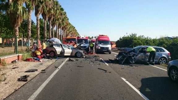 Los dos coches implicados en el grave accidente, ayer, en la carretera CV-680 a su paso por Beniflà. 