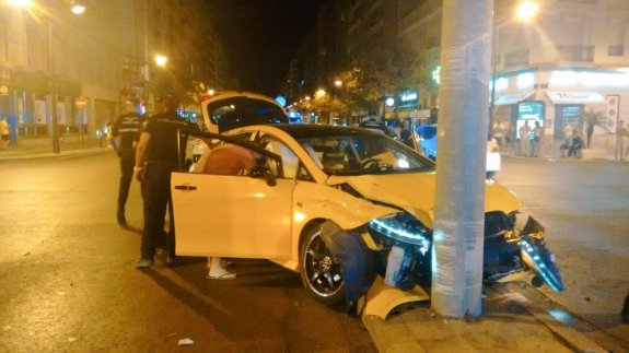 El coche accidentado en la Avenida del Puerto. :: Policía local