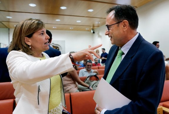 Isabel Bonig conversa con el conseller Vicent Soler en la diputación permanente de la semana pasada. 