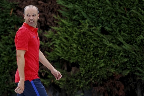 Andrés Iniesta se dirige a  un entrenamiento.  