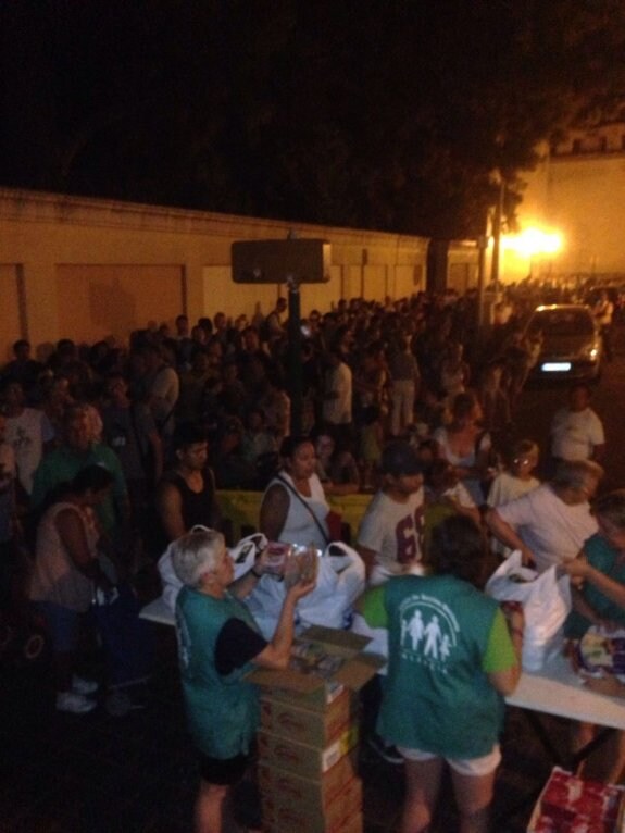 Centenares de personas esperaban anoche lotes de comida. :: lp