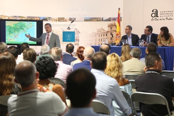 El profesor Armando Ortuño desglosa las alegaciones sobre el informe del Tren de la Costa que se presentarán a exposición pública. :: LP