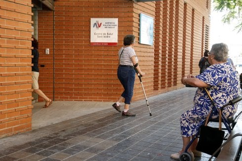 Una paciente sale del centro de salud de San Isidro. :: irene marsilla