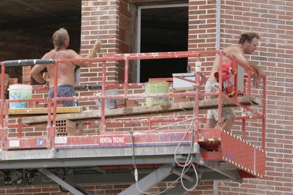 Gandia prohíbe reformar fachadas, baños y cocinas en verano en la playa