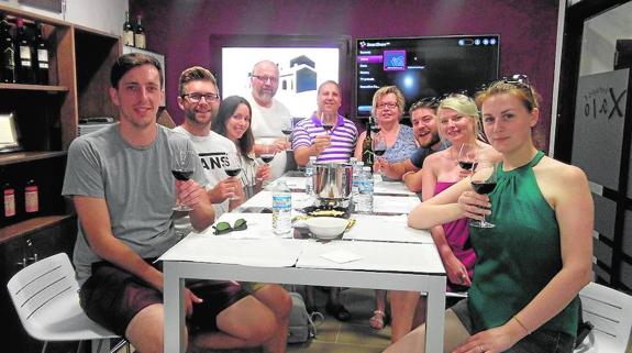 Un grupo de personas en la sala de catas de los caldos que elabora Bodegas Xaló.