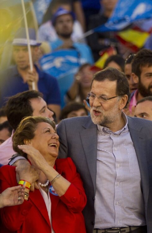 La exalcaldesa Rita Barberá y Mariano Rajoy, en un acto del PP. :: damian torres