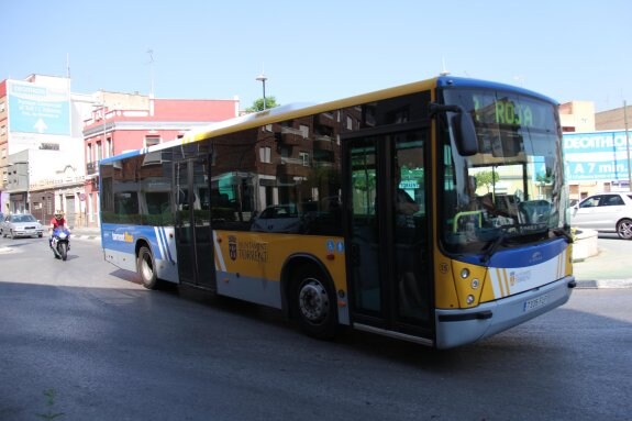 Un autobús de la línea Roja de Torrentbus. :: LP