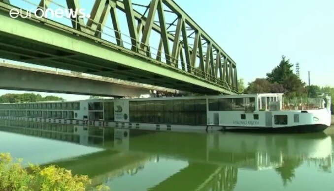 Dos muertos al chocar un crucero con un puente en el Danubio