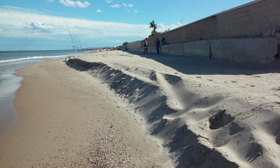 Escalón en la arena de la playa de la Garrofera producido por el oleaje, esta semana.