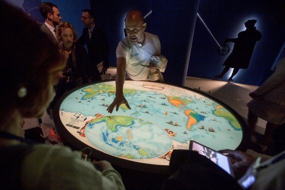 La muestra del Museo Naval  cuenta la historia del Galeón de Manila con un mapa de  realidad aumentada. :: óscar chamorroCasi doscientas naves recorrieron la ruta entre Filipinas y América. Sólo cuatro fueron apresadas  por los piratas, pero las travesías fueron durísimas. A esa flota de barcos, operativa entre 1565 y 1815, se le conoció como el Galeón de Manila.  :: Óscar chamorro