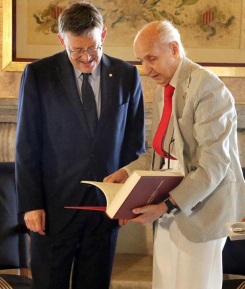 El president de la Generalitat, Ximo Puig, ha recibido al presidente del Consell Valencià de Cultura, Santiago Grisolía, quien le ha entregado el informe de esta institución.