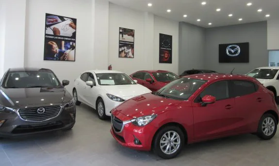 La gama Mazda ya ha tomado el interior del nuevo establecimiento. 