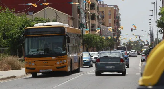 Una calle con tráfico en la pedanía valenciana de Pinedo. :: juanjo monzó