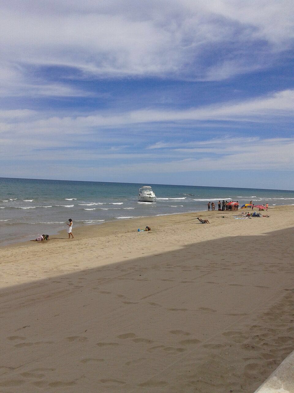 Un barco de recreo encalla cerca de la playa de las Palmeras, en Sueca