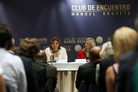 Isabel Bonig, ayer, en el Club de Encuentro Manuel Broseta. :: IRENE MARSILLA