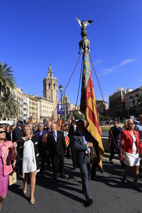 Comitiva de Lo Rat Penat, el pasado año en dirección a la plaza del Ayuntamiento. :: manuel molines