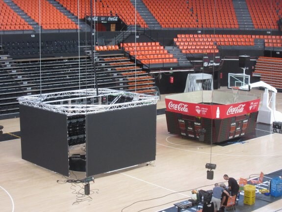 El nuevo videomarcador, junto al antiguo, ayer en la Fonteta antes de comenzar su instalación. :: j. bermejo